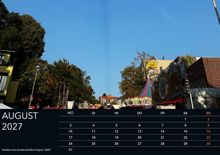 August im Wandkalender Heimatwetter 2027: Schatten eines Kondensstreifens, aufgenommen August 2024